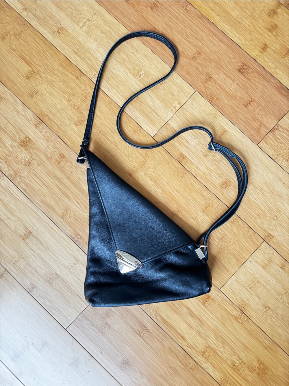 THOMAS LEATHERS Angle leather shoulder bag black and silver